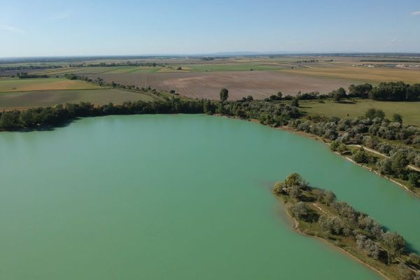 A tó és környéke