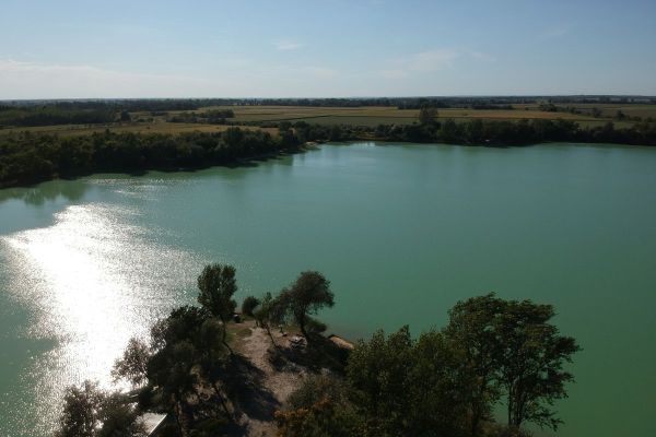 A tó és környéke