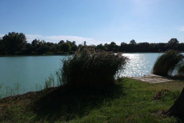 A tó és környéke