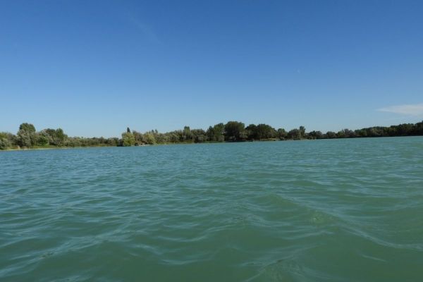 A tó és környéke