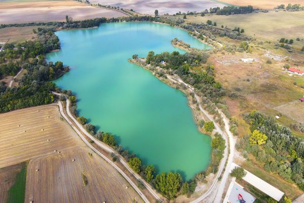 A tó és környéke