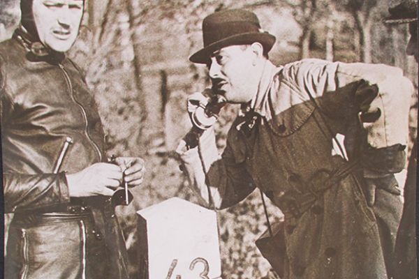 Eric Fernihough szóló- és oldalkocsis világrekordjai a gyóni rekordpályán (1937. április 19.)