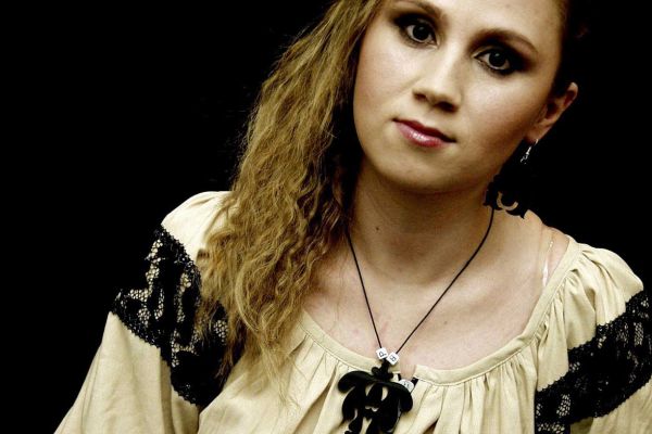 Kovács Nóri énekesnő, dalszerző a magyar népzene és a világzene műfaját reprezentáló, a magyar népzenei országimázst emelő előadóművészete