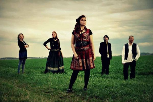 Kovács Nóri énekesnő, dalszerző a magyar népzene és a világzene műfaját reprezentáló, a magyar népzenei országimázst emelő előadóművészete