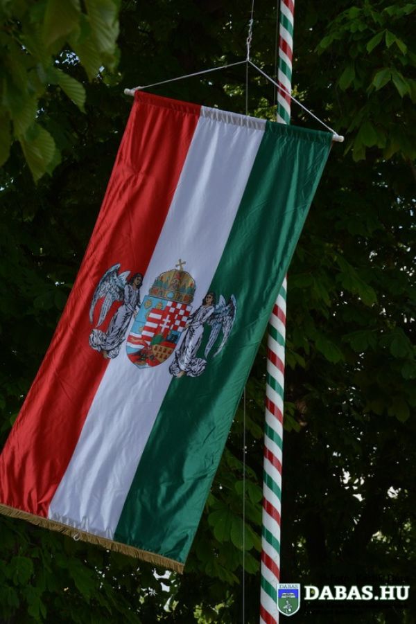 Trianoni megemlékezés a sári országzászlónál