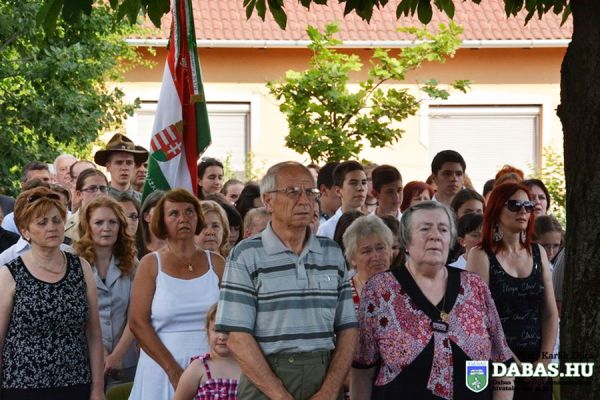 Trianoni megemlékezés a sári országzászlónál