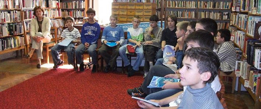 Könyvtárhasználati és egyéb, nem formális képzések a könyvtárban