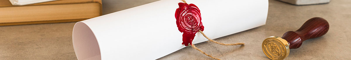 Díszpolgárok oldal header képe, ami illusztráció a tartalomhoz és egy viasszal lepecsételt díszoklevelet és egy pecsétet mutat.