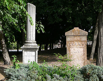 A Halász család síremlékei a gyóni köztemetőben 