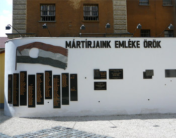 …visszafelé csak az Isten tudja… - Gyón 1956